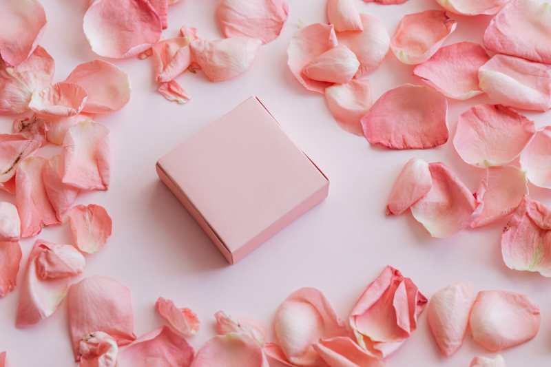 idées cadeaux boite cadeau pétales de roses rose bon cadeau le boudoir d'enaxor